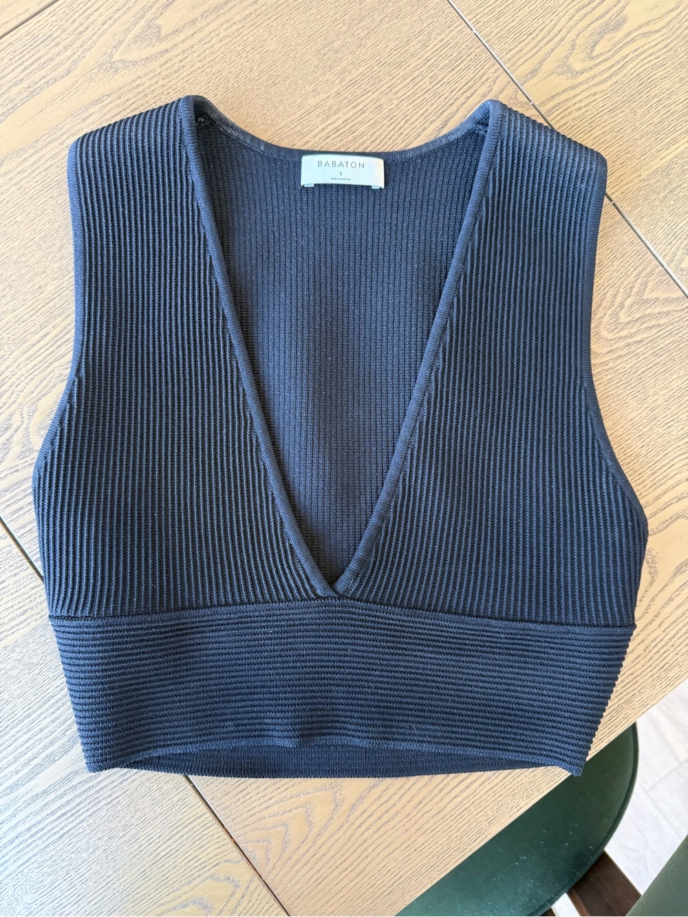 Babaton Ribbed V-Neck Crop Top - Black